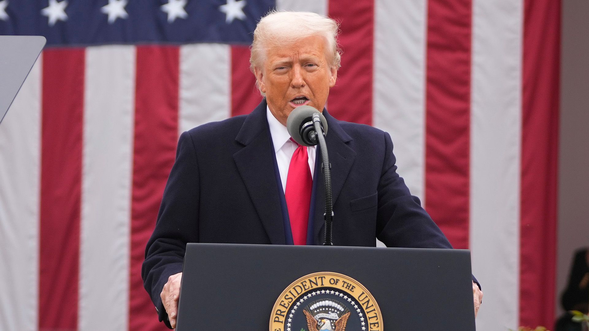 Trump’tan Teknoloji Ürünlerine Vergi Muafiyeti: Apple ve Teknoloji Devleri Rahat Nefes Aldı Görseli