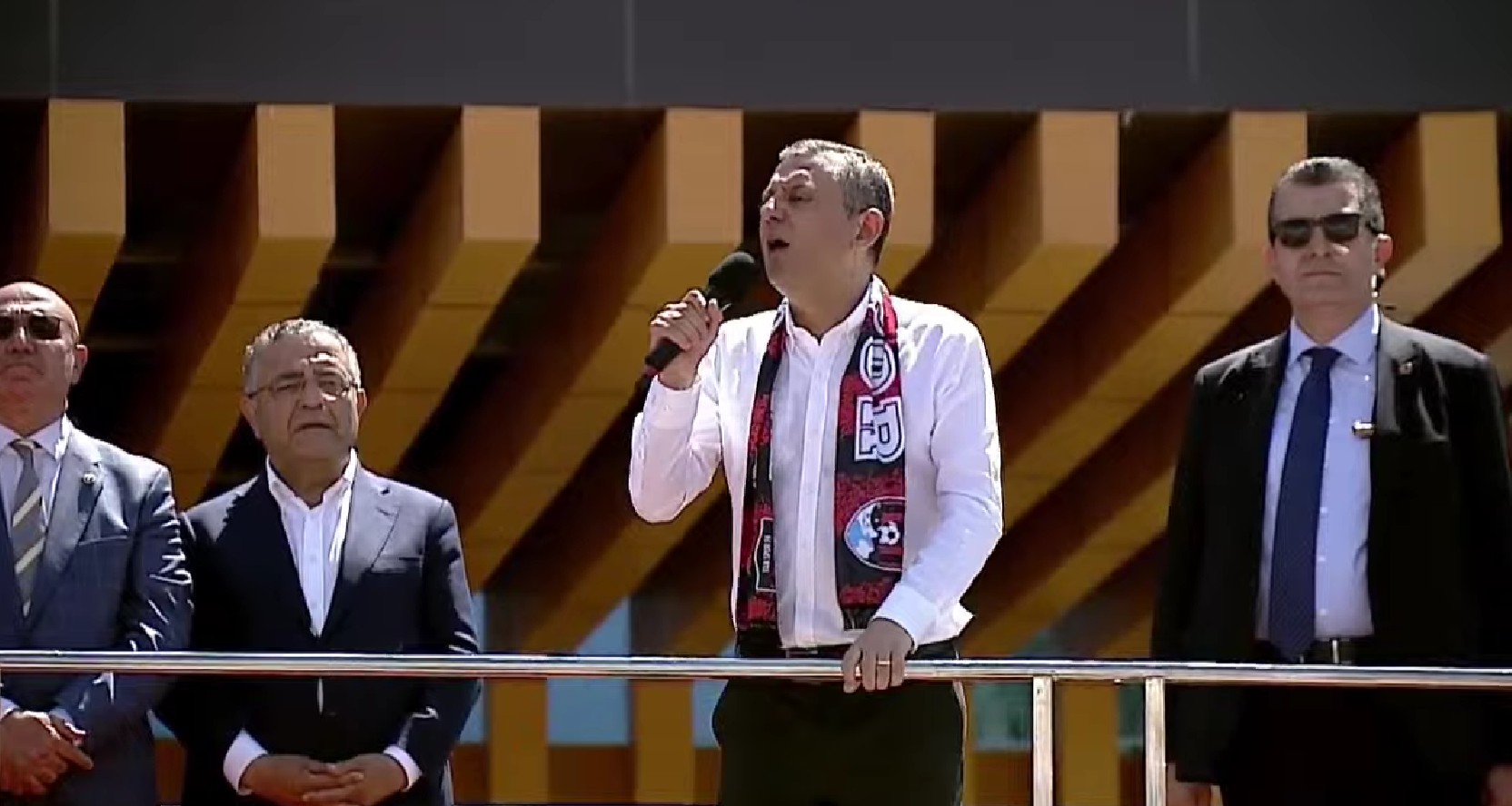 CHP Lideri Özgür Özel’in Van Mitingi Canlı Yayınla Vatandaşlarla Buluşuyor Görseli