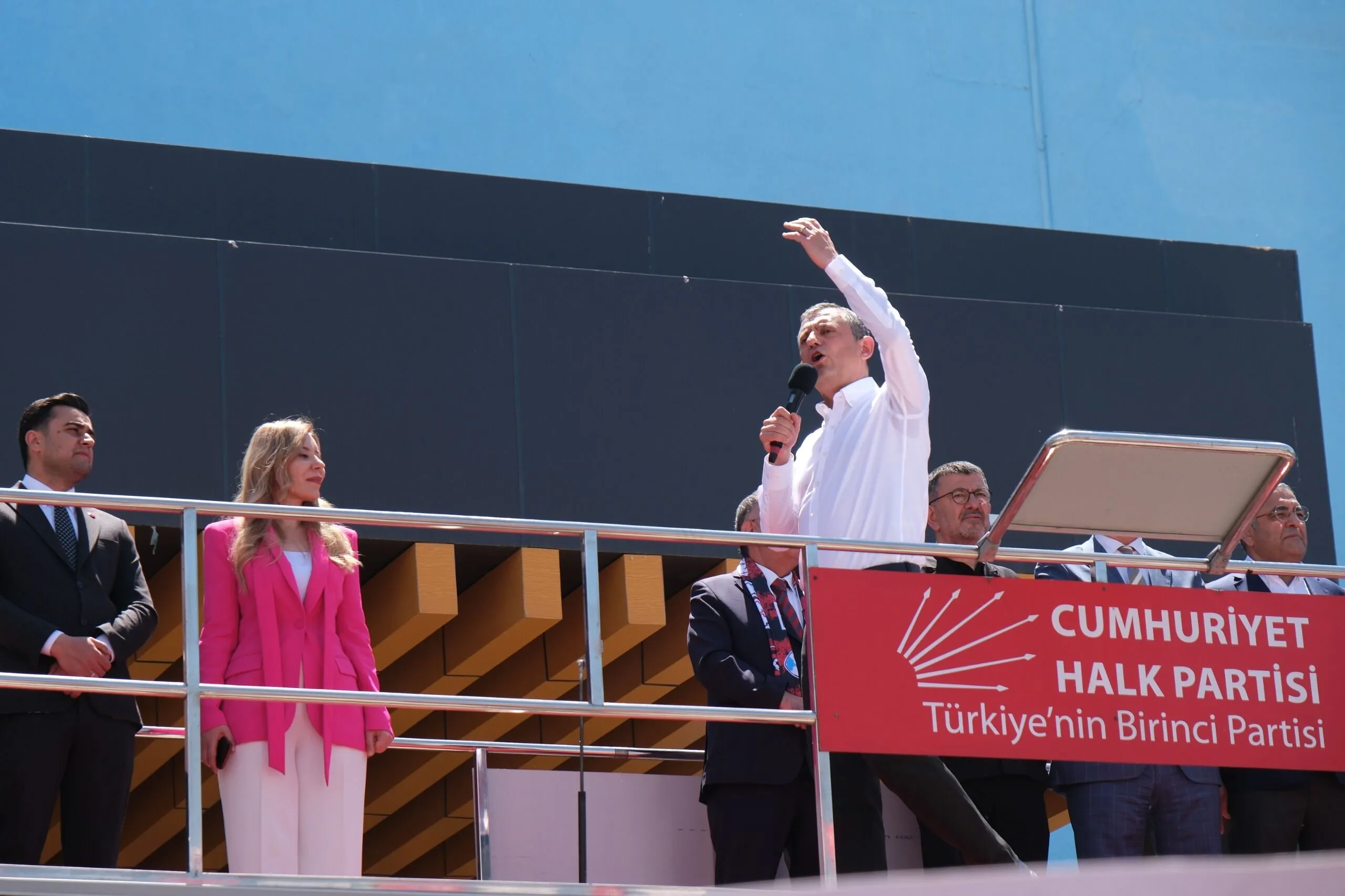 CHP Lideri Özgür Özel Van’da Konuştu Görseli
