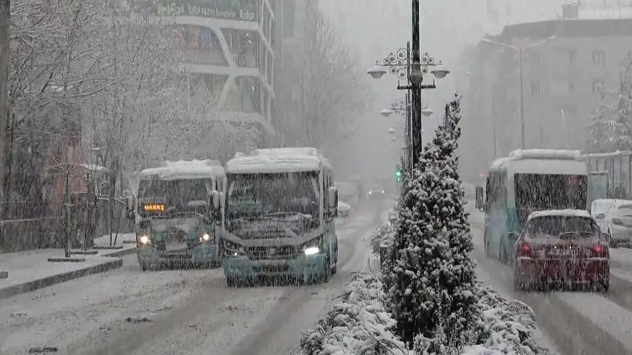 Van Güne Beyazla Uyandı: Kar Yağışı Ne Zamana Kadar Sürecek? Görseli