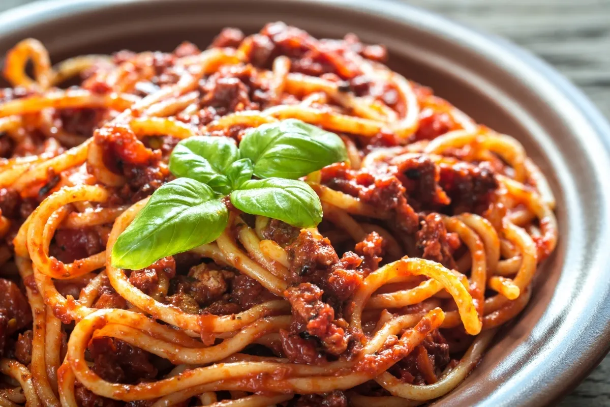 İtalyan Mutfağının Efsanesi: Gerçek Bir Spagetti Bolonez Tarifi Görseli