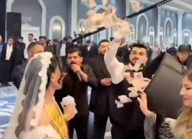 Şanlıurfa Düğünündeki Para Saçma Görüntüleri Sosyal Medyayı Salladı Görseli